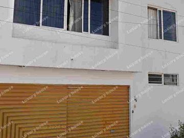 CASA EN VENTA 3 recámaras todas con baño,cochera doble en fraccionamiento a 10  min del Tec. Anáhuac, Ibero, Angelopolis