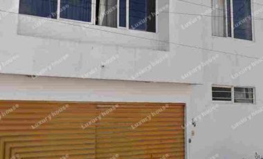 CASA EN VENTA 3 recámaras todas con baño,cochera doble en fraccionamiento a 10  min del Tec. Anáhuac, Ibero, Angelopolis
