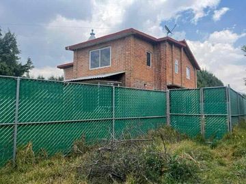 CASA CON AMPLIO TERRENO A 1 MIN CARR MÉXICO-TOLUCA, A UNA CUADRA DE LOS COCHINITOS