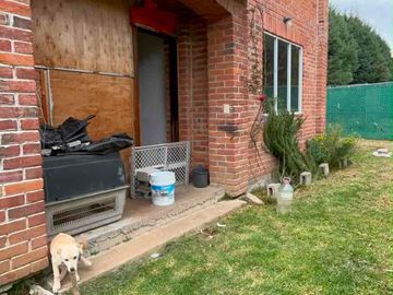 CASA CON AMPLIO TERRENO A 1 MIN CARR MÉXICO-TOLUCA, A UNA CUADRA DE LOS COCHINITOS