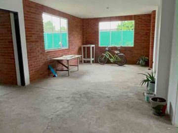CASA CON AMPLIO TERRENO A 1 MIN CARR MÉXICO-TOLUCA, A UNA CUADRA DE LOS COCHINITOS