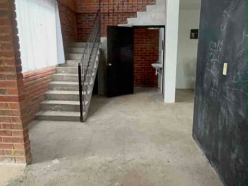 CASA CON AMPLIO TERRENO A 1 MIN CARR MÉXICO-TOLUCA, A UNA CUADRA DE LOS COCHINITOS