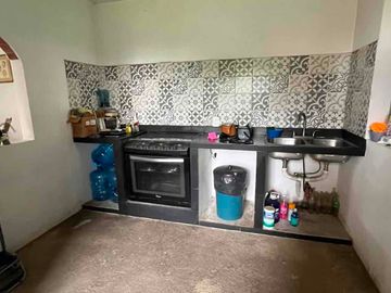 CASA CON AMPLIO TERRENO A 1 MIN CARR MÉXICO-TOLUCA, A UNA CUADRA DE LOS COCHINITOS
