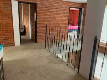 CASA CON AMPLIO TERRENO A 1 MIN CARR MÉXICO-TOLUCA, A UNA CUADRA DE LOS COCHINITOS