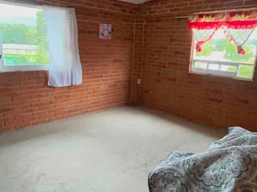 CASA CON AMPLIO TERRENO A 1 MIN CARR MÉXICO-TOLUCA, A UNA CUADRA DE LOS COCHINITOS