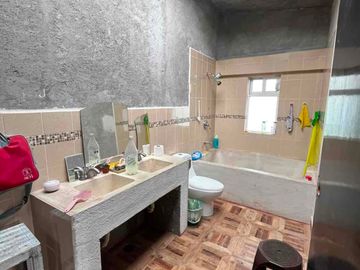 CASA CON AMPLIO TERRENO A 1 MIN CARR MÉXICO-TOLUCA, A UNA CUADRA DE LOS COCHINITOS