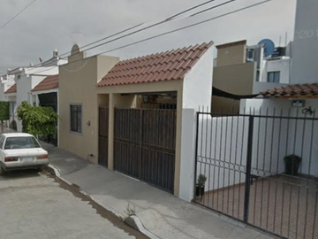 CASA EN GUANAJUATO, MUY AMPLIA, ACABADOS DE LUJO, CUENTA CON TODOS LOS SERVICIOS.