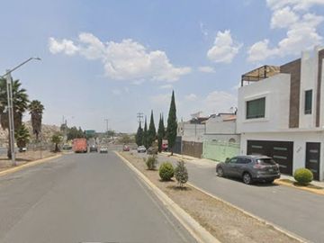 CASA EN PACHUCA,MUY AMPLIA, ACABADOS DE LUJO, CUENTA CON TODOS LOS SERVICIOS Y AMENIDADES, EN UNA ZONA MUY TRANQUILA