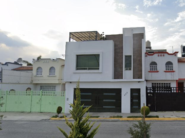 CASA EN PACHUCA,MUY AMPLIA, ACABADOS DE LUJO, CUENTA CON TODOS LOS SERVICIOS Y AMENIDADES, EN UNA ZONA MUY TRANQUILA