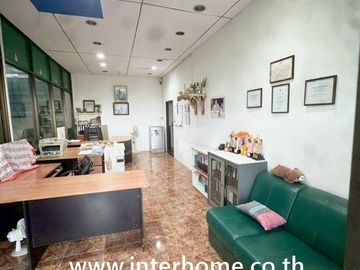 Land and building on 1 rai 100 sq.wa. Located on Ban Kluay-Sai Noi Road, near Wat Masong and Masong Mitraphap School No. 55, adjacent to the canal roa