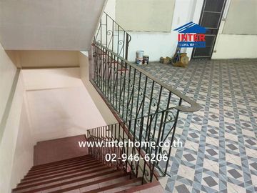 4.5-story commercial building, 87 sq.wah. Located near The Mall Bangkapi, between Soi Ramkhamhaeng 64/3 and 66, Ramkhamhaeng Road and Srinakarin Road,