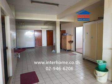 4.5-story commercial building, 87 sq.wah. Located near The Mall Bangkapi, between Soi Ramkhamhaeng 64/3 and 66, Ramkhamhaeng Road and Srinakarin Road,