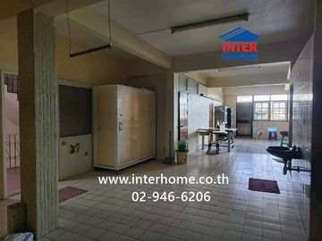 4.5-story commercial building, 87 sq.wah. Located near The Mall Bangkapi, between Soi Ramkhamhaeng 64/3 and 66, Ramkhamhaeng Road and Srinakarin Road,