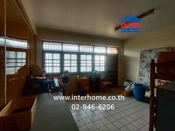 4.5-story commercial building, 87 sq.wah. Located near The Mall Bangkapi, between Soi Ramkhamhaeng 64/3 and 66, Ramkhamhaeng Road and Srinakarin Road,