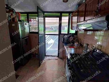 VENTA CASA COL. MARAVILLAS, EN UN NIVEL. 
PRIVADA CERRADA CON PORTÓN ELÉCTRICO.
