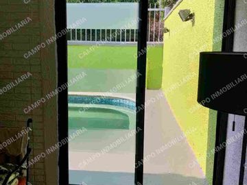 VENTA CASA COL. MARAVILLAS, EN UN NIVEL. 
PRIVADA CERRADA CON PORTÓN ELÉCTRICO.