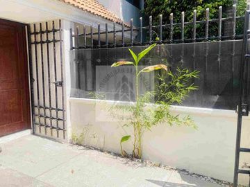 VENTA CASA EXCELENTE UBICACIÓN CERCA DE PASEO DESTINO 11 SUR Y MARGARITAS DENTRO DE FRACCIONAMIENTO