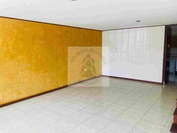 VENTA CASA EXCELENTE UBICACIÓN CERCA DE PASEO DESTINO 11 SUR Y MARGARITAS DENTRO DE FRACCIONAMIENTO