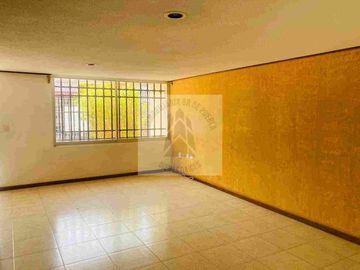 VENTA CASA EXCELENTE UBICACIÓN CERCA DE PASEO DESTINO 11 SUR Y MARGARITAS DENTRO DE FRACCIONAMIENTO