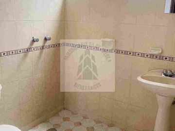 VENTA CASA EXCELENTE UBICACIÓN CERCA DE PASEO DESTINO 11 SUR Y MARGARITAS DENTRO DE FRACCIONAMIENTO