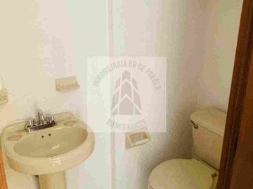 VENTA CASA EXCELENTE UBICACIÓN CERCA DE PASEO DESTINO 11 SUR Y MARGARITAS DENTRO DE FRACCIONAMIENTO