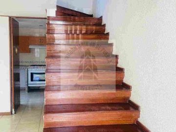 VENTA CASA EXCELENTE UBICACIÓN CERCA DE PASEO DESTINO 11 SUR Y MARGARITAS DENTRO DE FRACCIONAMIENTO