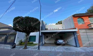 Vive en uno de los mejores y más seguros fraccionamientos de Puebla, residencia en renta en Jardines de Zavaleta.
