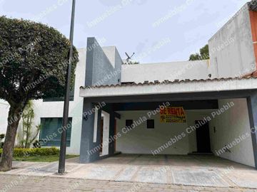 Vive en uno de los mejores y más seguros fraccionamientos de Puebla, residencia en renta en Jardines de Zavaleta.
