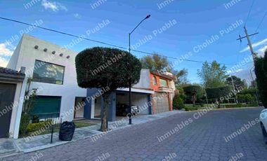 Vive en uno de los mejores y más seguros fraccionamientos de Puebla, residencia en renta en Jardines de Zavaleta.