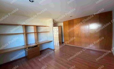 Vive en uno de los mejores y más seguros fraccionamientos de Puebla, residencia en renta en Jardines de Zavaleta.