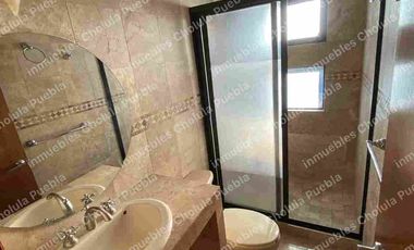 Vive en uno de los mejores y más seguros fraccionamientos de Puebla, residencia en renta en Jardines de Zavaleta.