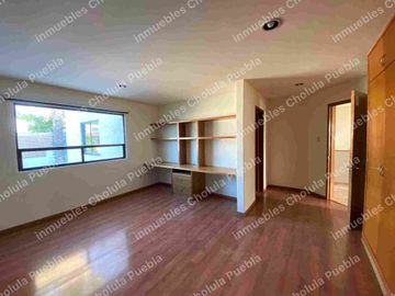 Vive en uno de los mejores y más seguros fraccionamientos de Puebla, residencia en renta en Jardines de Zavaleta.