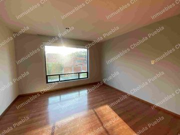 Vive en uno de los mejores y más seguros fraccionamientos de Puebla, residencia en renta en Jardines de Zavaleta.