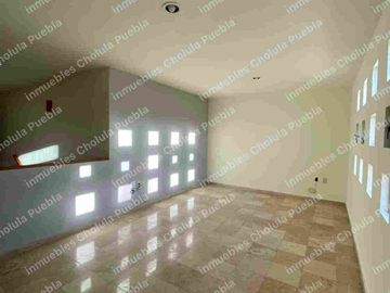 Vive en uno de los mejores y más seguros fraccionamientos de Puebla, residencia en renta en Jardines de Zavaleta.
