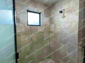 Vive en uno de los mejores y más seguros fraccionamientos de Puebla, residencia en renta en Jardines de Zavaleta.