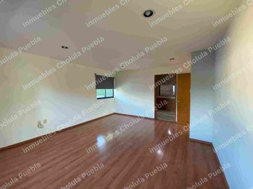 Vive en uno de los mejores y más seguros fraccionamientos de Puebla, residencia en renta en Jardines de Zavaleta.