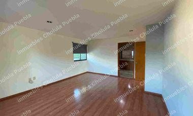 Vive en uno de los mejores y más seguros fraccionamientos de Puebla, residencia en renta en Jardines de Zavaleta.
