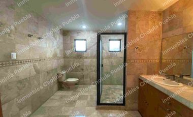 Vive en uno de los mejores y más seguros fraccionamientos de Puebla, residencia en renta en Jardines de Zavaleta.