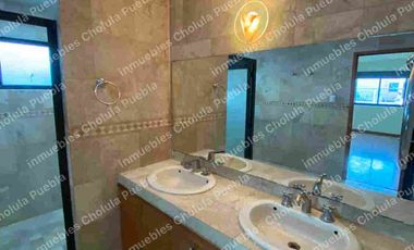 Vive en uno de los mejores y más seguros fraccionamientos de Puebla, residencia en renta en Jardines de Zavaleta.