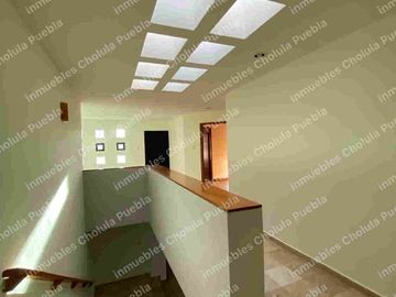 Vive en uno de los mejores y más seguros fraccionamientos de Puebla, residencia en renta en Jardines de Zavaleta.