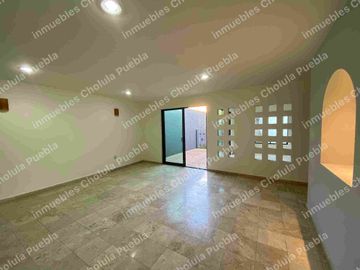 Vive en uno de los mejores y más seguros fraccionamientos de Puebla, residencia en renta en Jardines de Zavaleta.