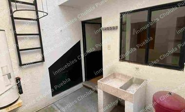 Vive en uno de los mejores y más seguros fraccionamientos de Puebla, residencia en renta en Jardines de Zavaleta.