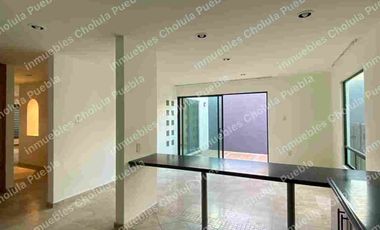 Vive en uno de los mejores y más seguros fraccionamientos de Puebla, residencia en renta en Jardines de Zavaleta.