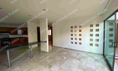Vive en uno de los mejores y más seguros fraccionamientos de Puebla, residencia en renta en Jardines de Zavaleta.