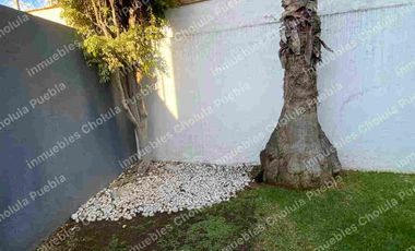 Vive en uno de los mejores y más seguros fraccionamientos de Puebla, residencia en renta en Jardines de Zavaleta.