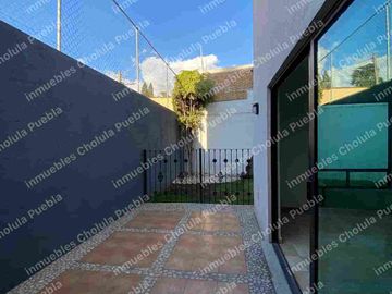 Vive en uno de los mejores y más seguros fraccionamientos de Puebla, residencia en renta en Jardines de Zavaleta.