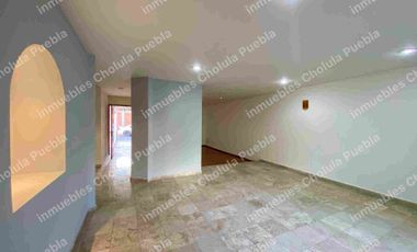 Vive en uno de los mejores y más seguros fraccionamientos de Puebla, residencia en renta en Jardines de Zavaleta.