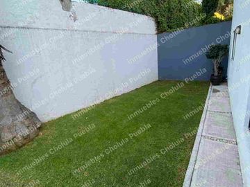 Vive en uno de los mejores y más seguros fraccionamientos de Puebla, residencia en renta en Jardines de Zavaleta.