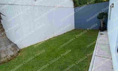 Vive en uno de los mejores y más seguros fraccionamientos de Puebla, residencia en renta en Jardines de Zavaleta.