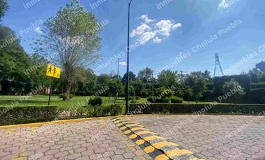 Vive en uno de los mejores y más seguros fraccionamientos de Puebla, residencia en renta en Jardines de Zavaleta.